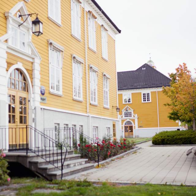 Gul stor bygning, gamle kommune huset i Eidsberg kommune