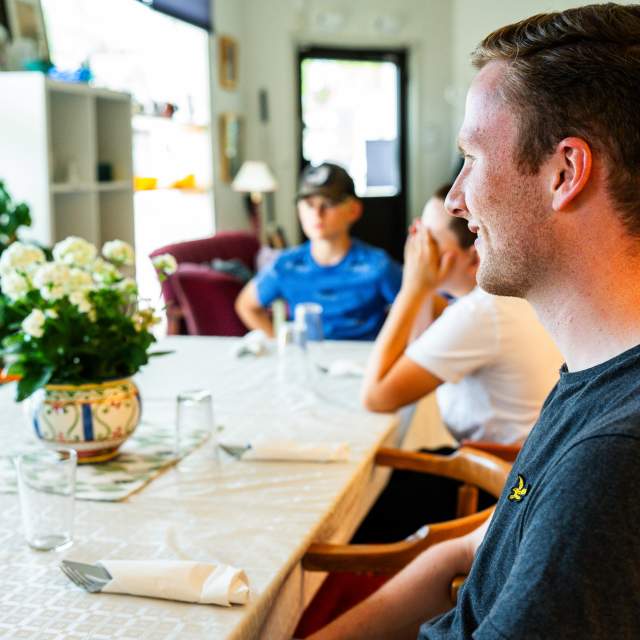 En gruppe som sitter rundt ett bord og venter på mat