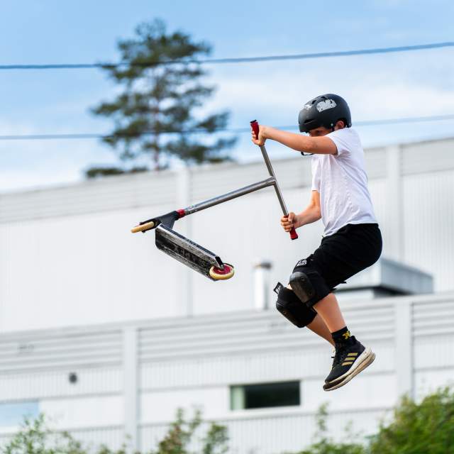 En gutt i høyt svev i skateparken
