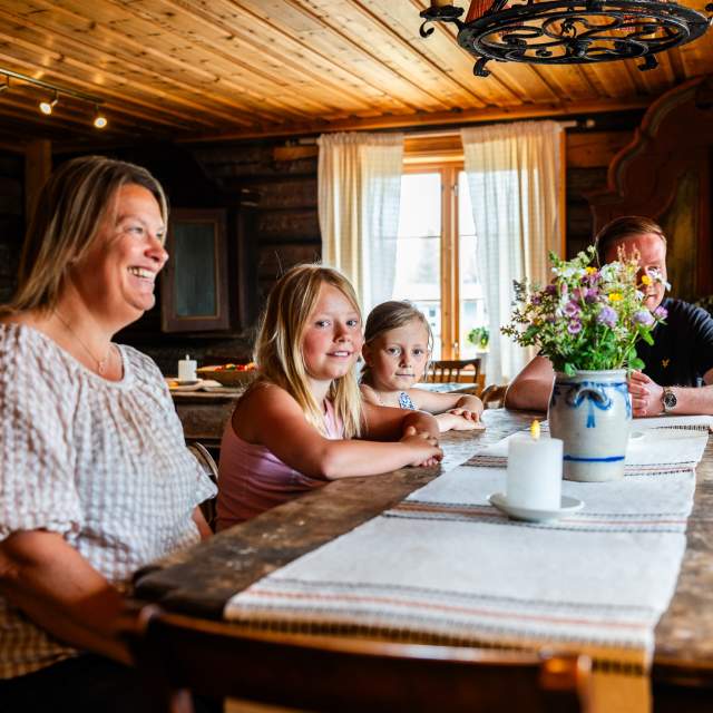 Barn og voksne rundt ett bord på Skiptvet bygdetun