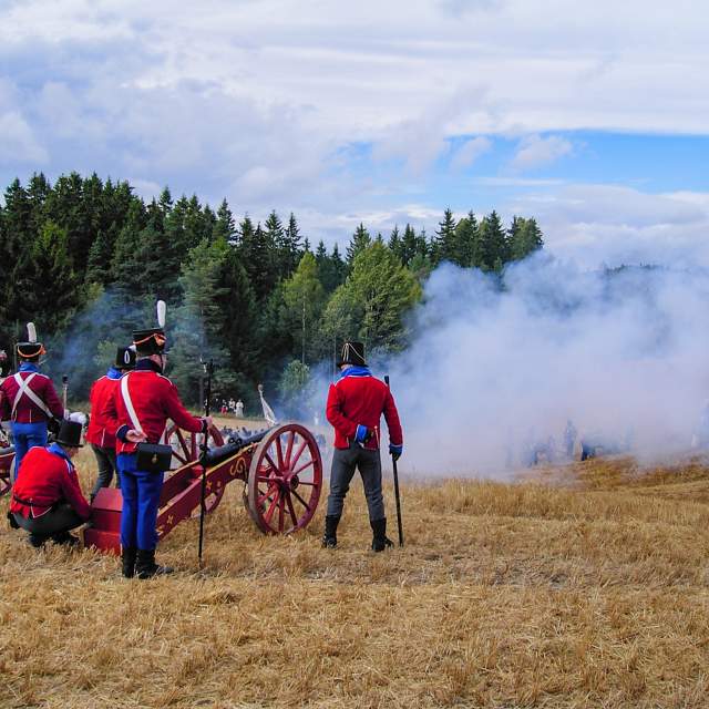 Soldater med kanon som fyres av fra spel vedr. 1814