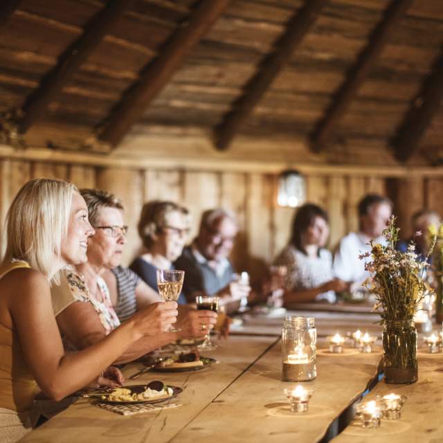 Sommerselskap i lavvo hos Joval Gård