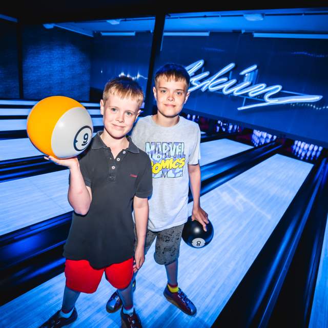To gutter på bowlingbanen på Sprett aktivitetespark i Askim