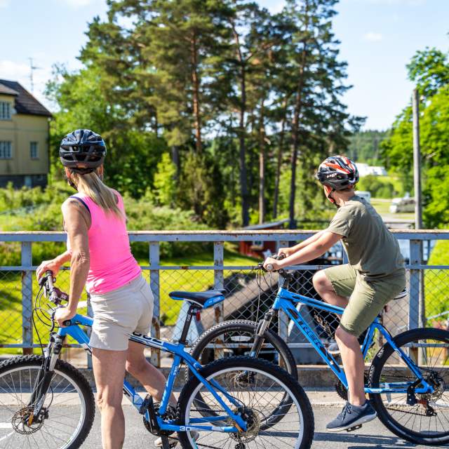 To personer på brua over slusene i Strømsfoss