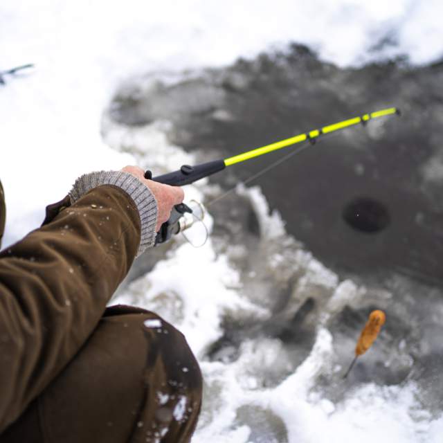 Bilde av fiskestang over isfiskehullet