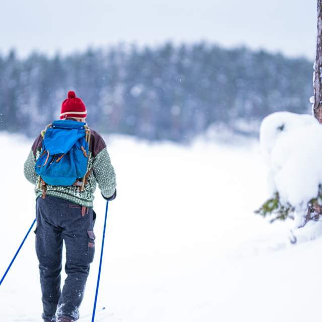 En mann på langrennski