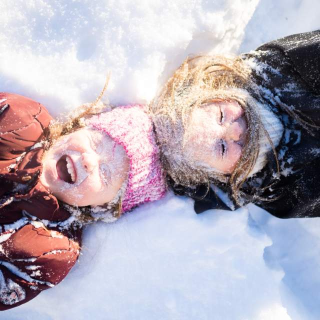 Jenter som leker i snøen