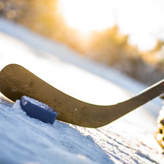 Kølle og puck på skøytebanen nærbilde