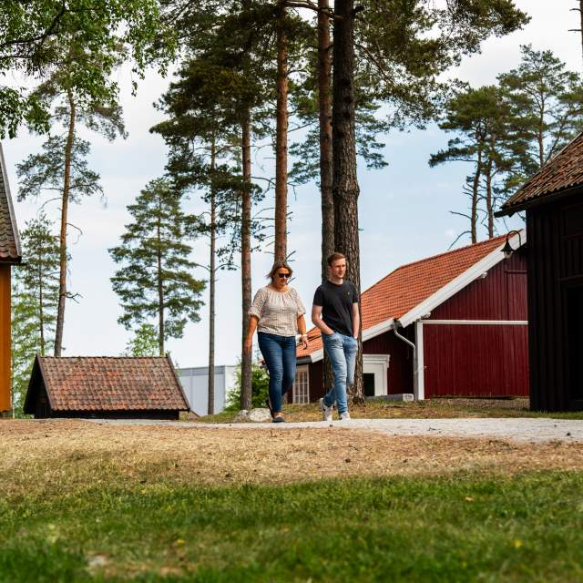 To personer som rusler gjennom Bygdetunet i Skiptvet