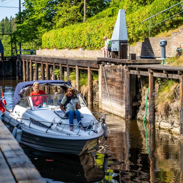 Fritidsbåt i slusene