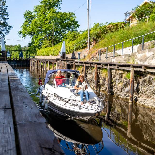 Båt i Strømsfoss sluser