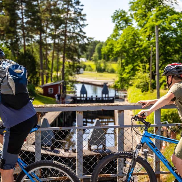 To syklister på brua over slusene i Strømsfoss
