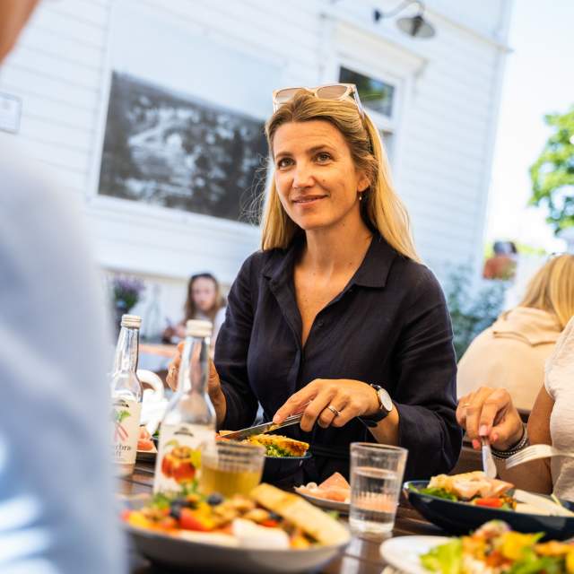 Gjester nyter ett bedre måltid på Bakergaarden i Ørje