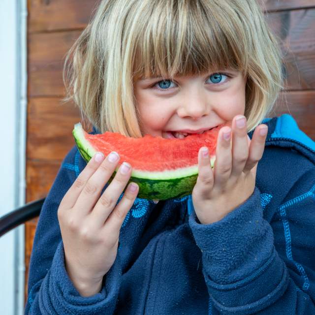 Jente som spiser melon.