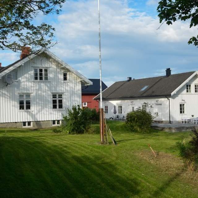 Billitt gård, to hvite hus. Den ene pensjonatet den andre privatbolig