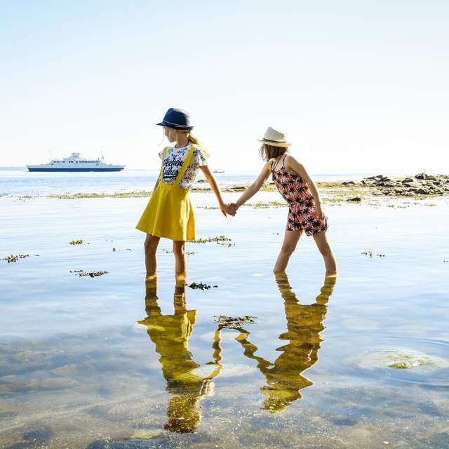 To jenter i strandkanten i Moss med Bastøferga