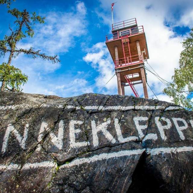 Det står skrevet Linnekleppen i berget med tårnet i bakkant