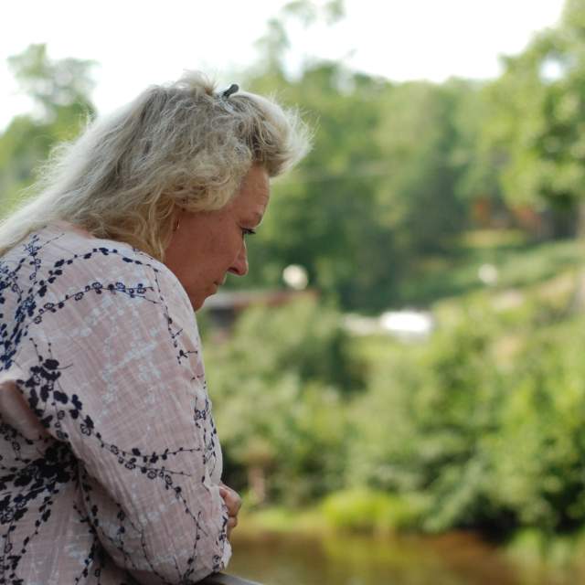 Bilde av Anita som kikker ned