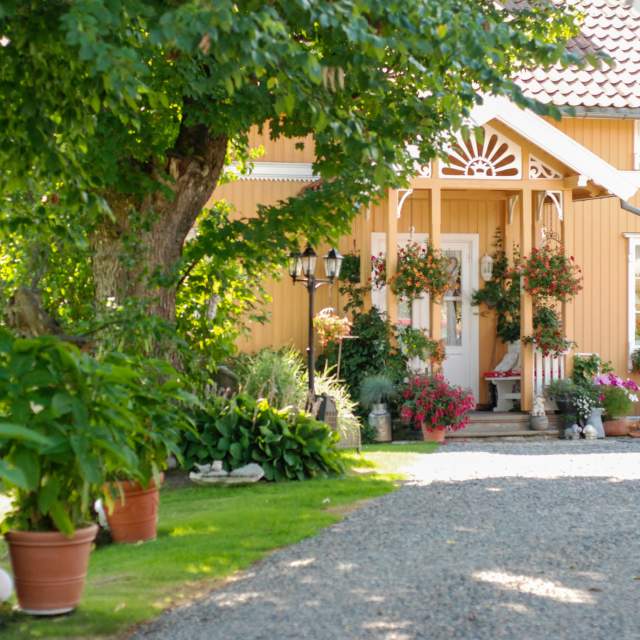 Slusemesteroligen med masse blomster utenfor