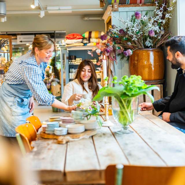 Servering av mat og drikke på en hyggelig kafe