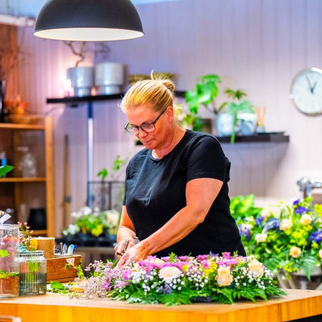 En dame binder blomster