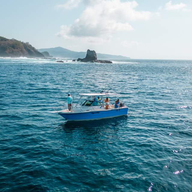 Bote navegando sobre el Golfo de Montijo en la provincia de Veraguas, Panamá.