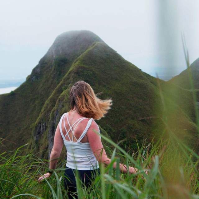 Woman admiring Cerro Picacho hills in Olá, Cocle province