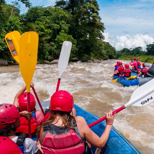 Grupos haciendo river rafting en el río Majagua en Boquete, provincia de Chiquirí, Panamá