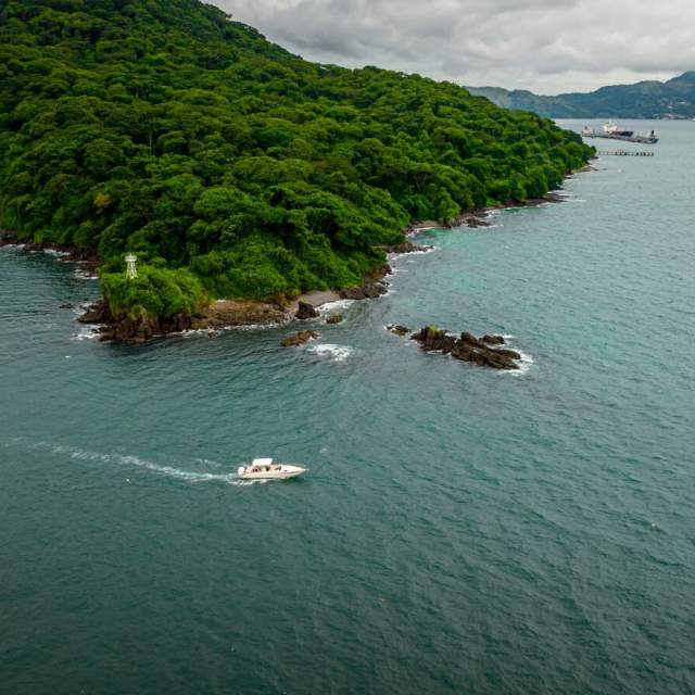Yacht sailing near the Panamanian Pacific coast at the beginning of a 9-day nautical itinerary.