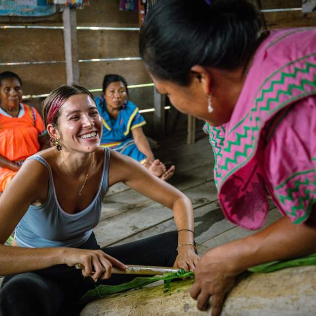 Ngäbe woman teaches visitors the technique to obtain fiber out of the pita leaf to make Krä bags