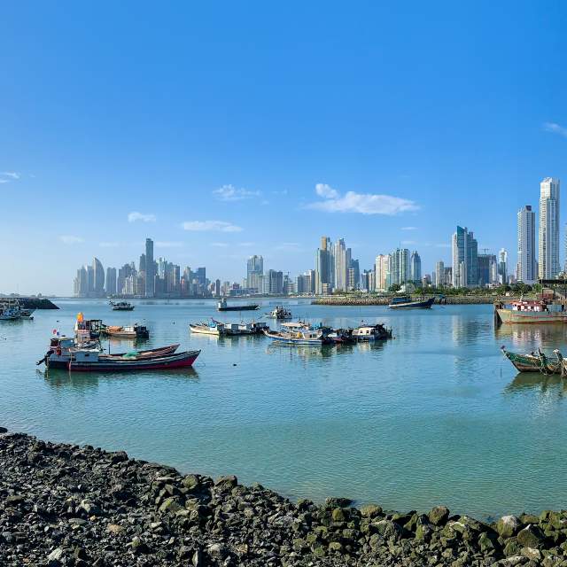 Panorámica de la Ciudad de Panamá, Panamá, en un día soleado con botes en la bahía.