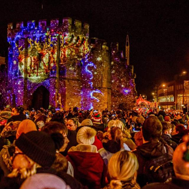 Large Crowd in southampton at christmas