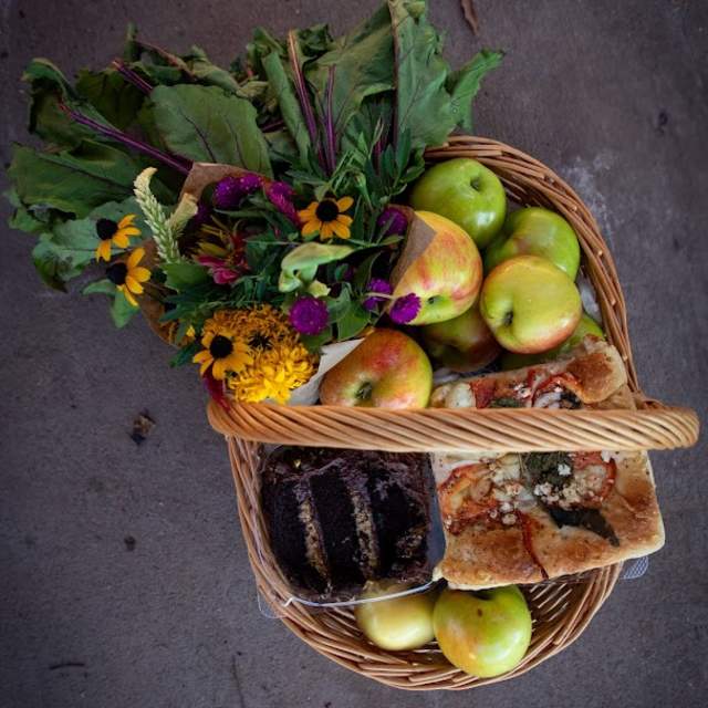 Hub City Farmers Market PC: Alexis Thompson (@classandsunshine)