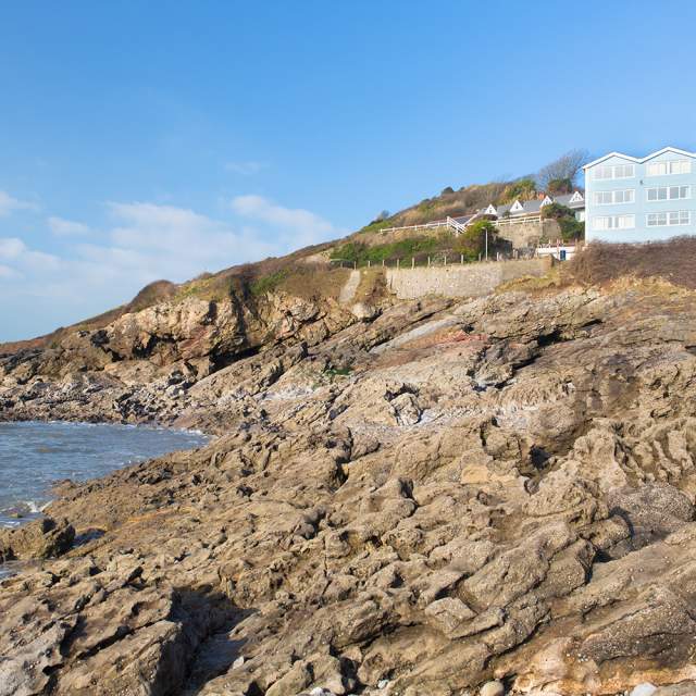 A photo of the buildings that sit on top of Limeslade Bay Beach