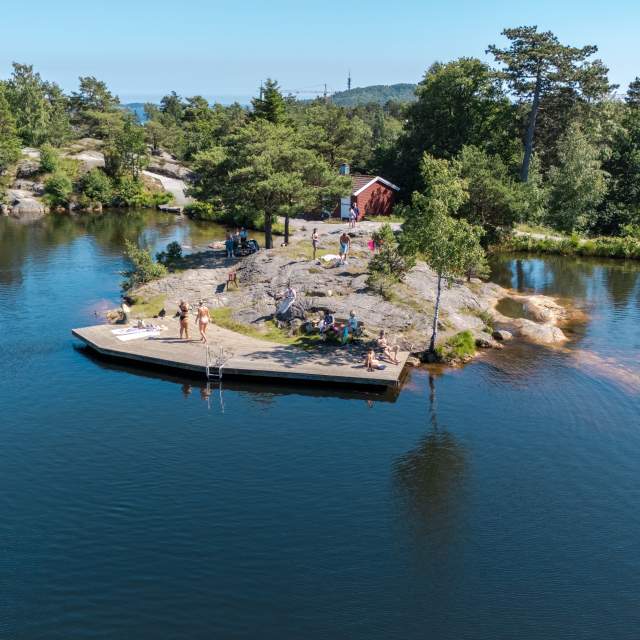 Dronebilde fra 3. stampe i Baneheia med mennesker som bader og soler seg