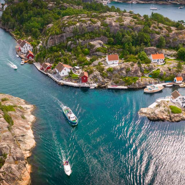 Båter i et trangt sund tatt ovenfra
