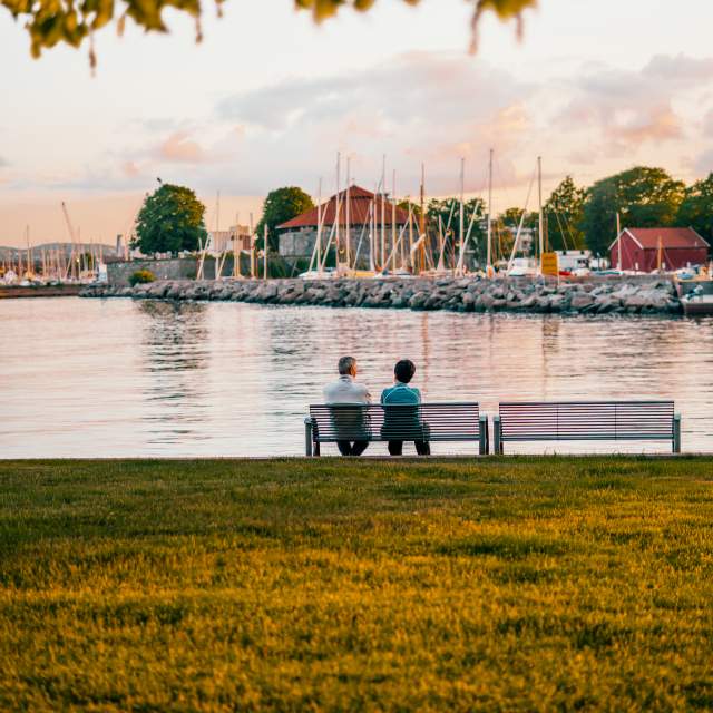 Par på benk i solnedgang