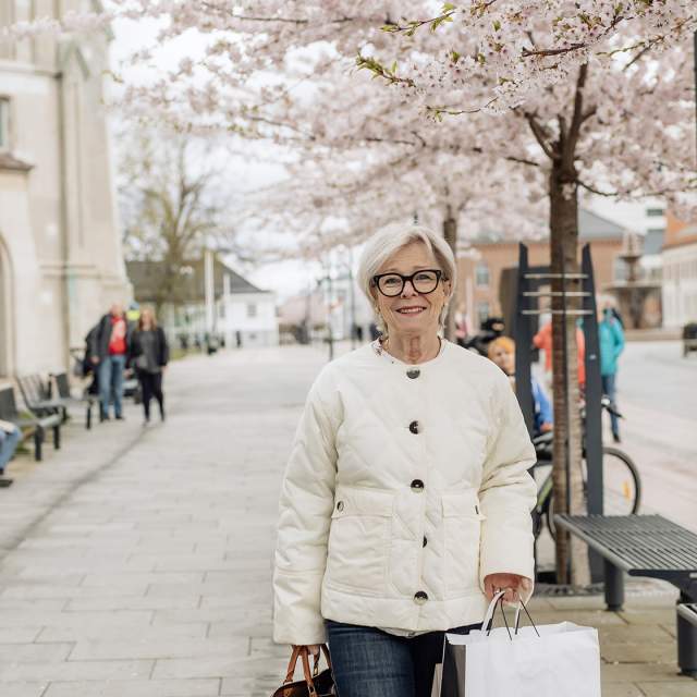 Kvinne på Shopping i Kristiansand