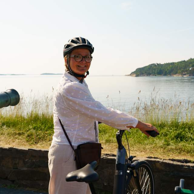 dame på sykkel