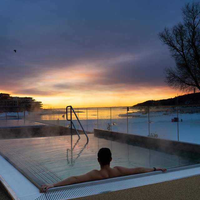 Bad på Aquarama i soloppgang