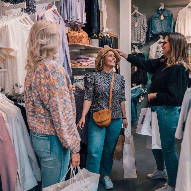 3 damer på shopping
