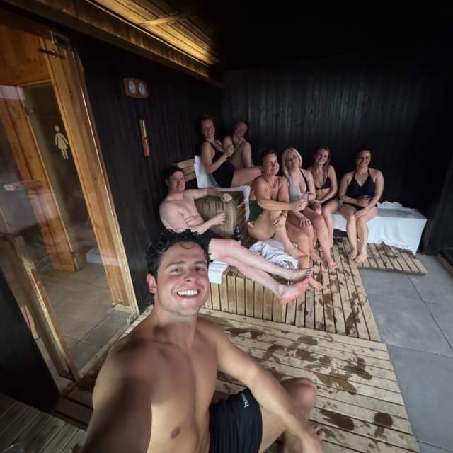 Digg avslapping i badstue etter møtebonanza