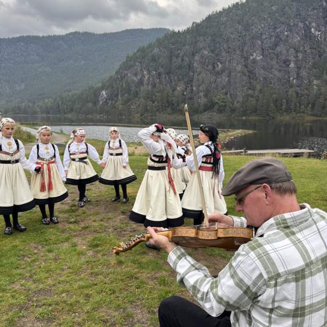 Felespill fra Marton  Laksesvela skapte stemning til Valle spelemannslag