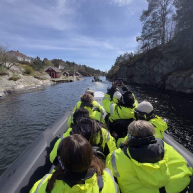 På båttur i rib i skjærgården