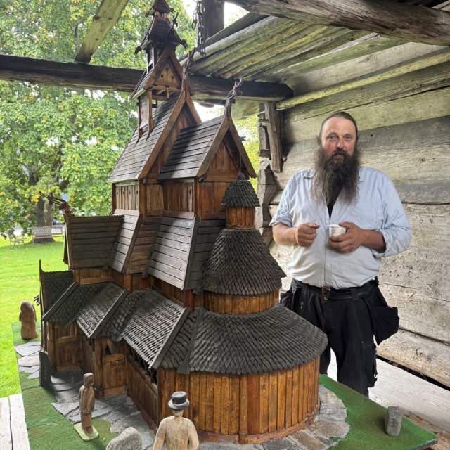 Øyvind Mauren og modellen av Setesdal Stavkyrkje