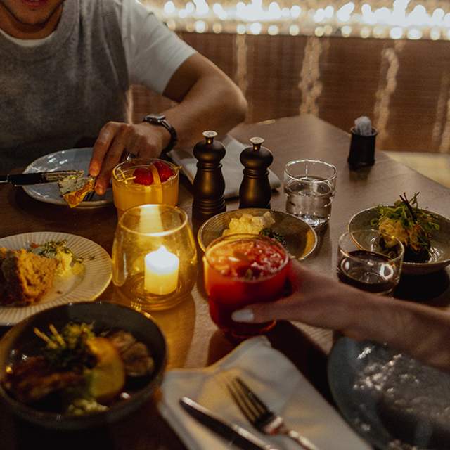 Bord fullt av mat og drikke på Grenseløs restaurant