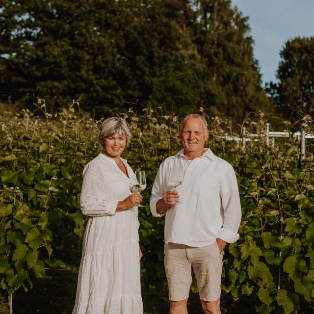 Stolte vinbønder Kari og John Mitander
