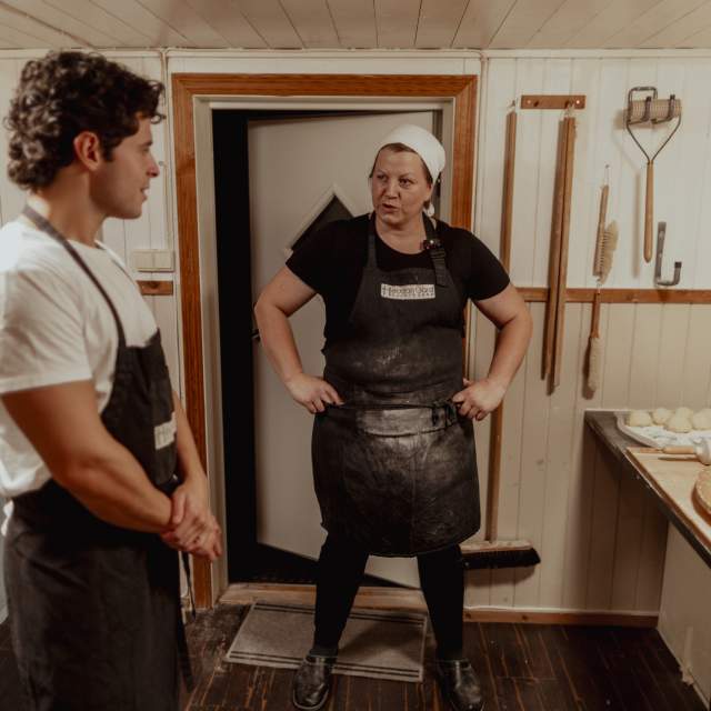 Ellen Rebekka har opplæring i lefsebaking på Heddan gard