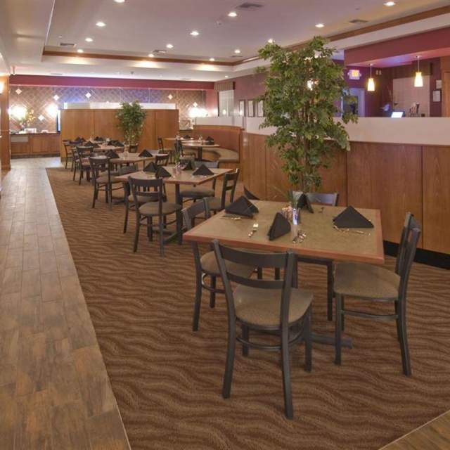 Cole Creek Bar & Grill at the Holiday Inn