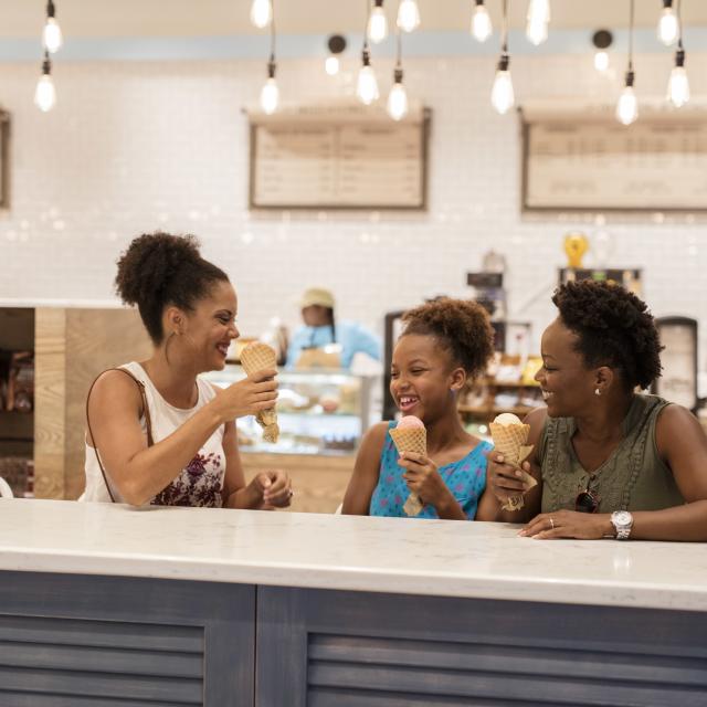 Loews Sapphire Falls Resort at Universal Orlando™ family having ice cream